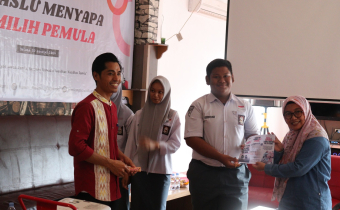 Badan Pengawas Pemilihan Umum (Bawaslu) Kabupaten Enrekang menggelar kegiatan "Bawaslu Menyapa Pemilih Pemula" di Cafe Galuh, Kecamatan Anggeraja, Selasa (20/8/2024).  Kegiatan ini mengundang pengurus OSIS dari berbagai sekolah di Kecamatan Anggeraja dengan tujuan untuk mengajak pemilih pemula lebih aktif dalam mengawasi jalannya Pemilihan Kepala Daerah (Pilkada) serentak tahun 2024.  Anggota Bawaslu Enrekang, Haslipa, yang menjabat sebagai Kordiv Hukum, Pencegahan Parmas, dan Humas, menyampaikan pentingnya