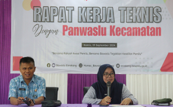 Haslipa Kordiv Hukum, Pencegahan Parmas dan Humas Menyerahkan Selebaran Brosur Berisikan Tolak politik uang kepada peserta kegiatan Bawaslu menyapa Pemilih Pemula