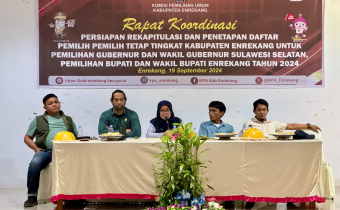 Haslipa Kordiv Hukum, Pencegahan Parmas dan Humas Menyerahkan Selebaran Brosur Berisikan Tolak politik uang kepada peserta kegiatan Bawaslu menyapa Pemilih Pemula