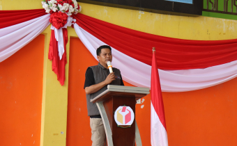 Haslipa Kordiv Hukum, Pencegahan Parmas dan Humas Menyerahkan Selebaran Brosur Berisikan Tolak politik uang kepada peserta kegiatan Bawaslu menyapa Pemilih Pemula