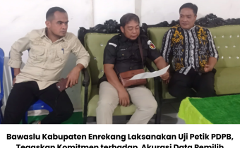 Haslipa Kordiv Hukum, Pencegahan Parmas dan Humas Menyerahkan Selebaran Brosur Berisikan Tolak politik uang kepada peserta kegiatan Bawaslu menyapa Pemilih Pemula