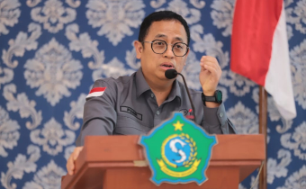 Haslipa Kordiv Hukum, Pencegahan Parmas dan Humas Menyerahkan Selebaran Brosur Berisikan Tolak politik uang kepada peserta kegiatan Bawaslu menyapa Pemilih Pemula